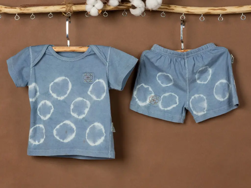Bộ quần áo cộc 100% GOTS Organic Cotton, Nhuộm màu tự nhiên thủ công màu Xanh Indigo Tie-Dye